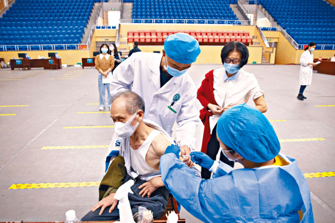 武漢民眾昨天接種新冠疫苗。