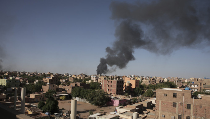 内战战火下的苏丹，城区中心冒出黑烟。　美联社