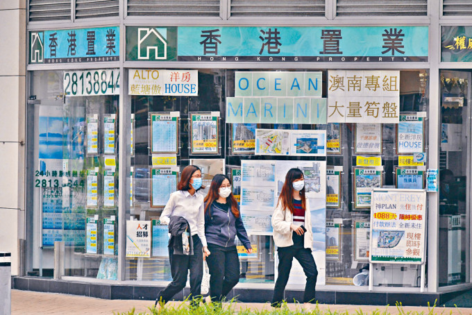 疫情持續，影響本港經濟氣氛，部分投資者為求套現，不惜蝕讓及低價沽售。