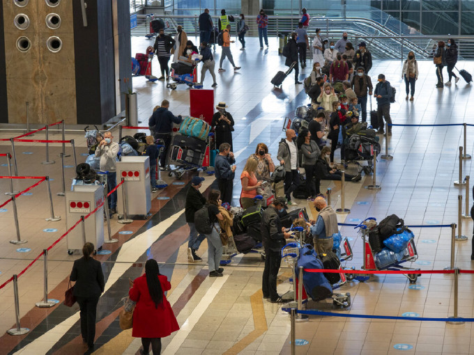 南非机场周五出现人龙，不少外国人都想赶在飞机停飞前回国。（美联社）
