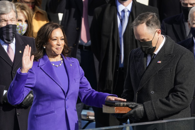 贺锦丽成为美国史上首位女性、亚非裔副总统。AP