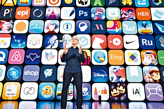 苹果行政总裁库克去年六月介绍App Store开发者社群。