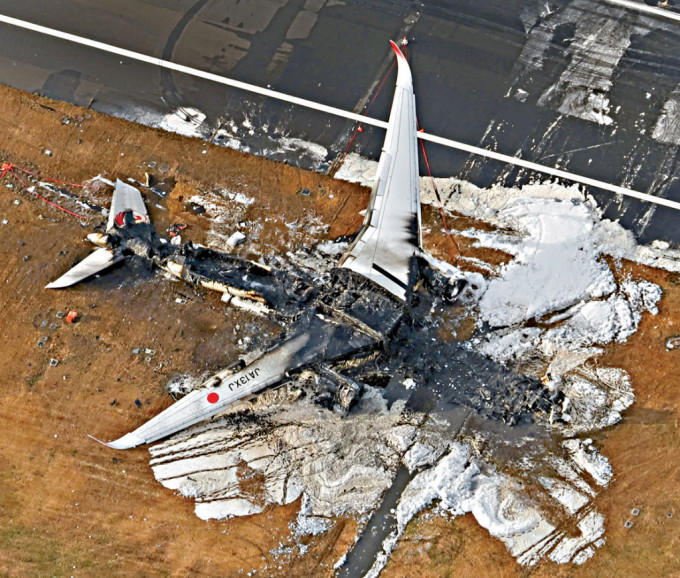 今年年初羽田機場跑道上，一部A350客機發生嚴重碰撞意外。