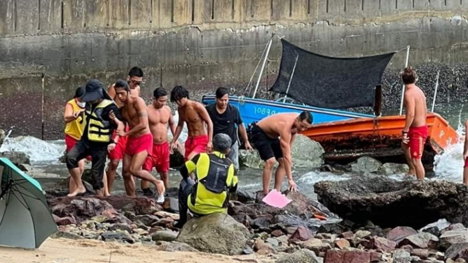 多名救生员协助搁浅小艇上的钓鱼客脱困。香港政府拯溺员总工会facebook图片
