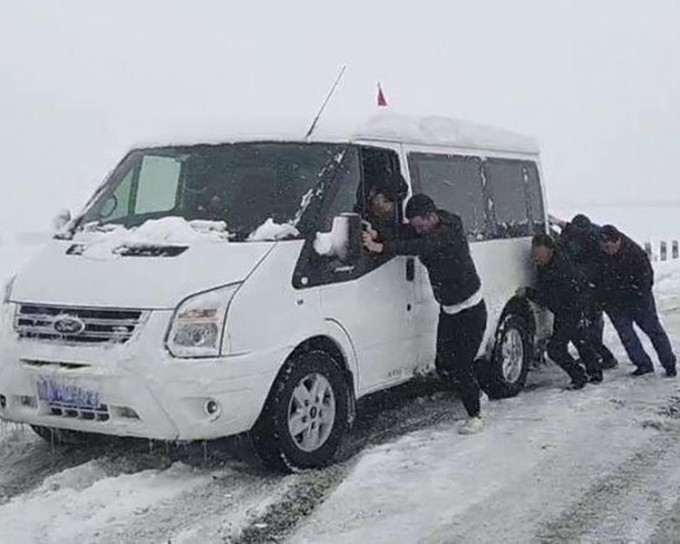 交警分成三個小隊協助被困車輛離開。網圖