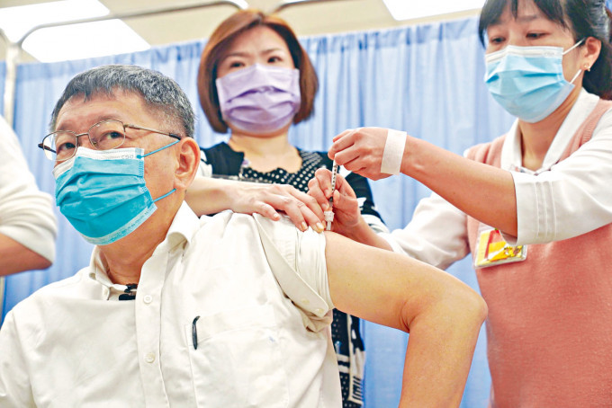 台北市長柯文哲早前帶頭打疫苗，但政府高官大部分都沒有接種。