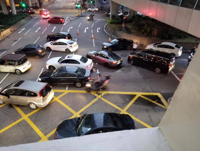 多辆私家车在干诺道中堵塞交通。香港交通突发报料区‎Cheung Sze Chun‎  图片