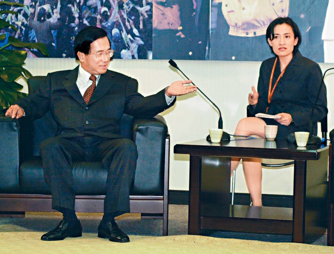 萧美琴（右）当年担任陈水扁的随身翻译。