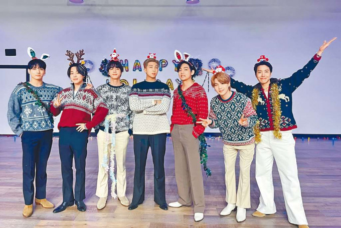 ■BTS日前公开照片向fans预祝圣诞，不料3名成员先后确诊新冠肺炎。