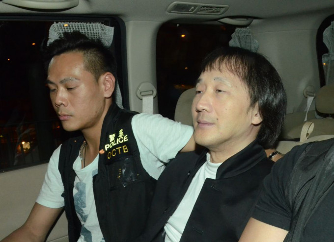 上海仔(右)於去年7月由外地返港時在機場被警方拘捕，涉嫌串謀刑事恐嚇、串謀勒索及串謀蓄意傷人。資料圖片