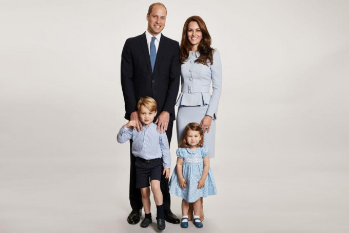 威廉和凱特公布一張一家四口的新全家福照片。