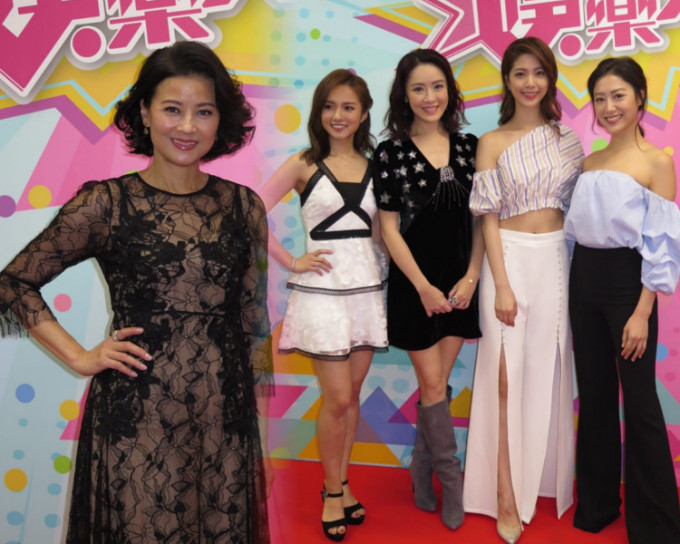 黎燕珊、向海岚及陈晓华等为《娱乐大家》录影。