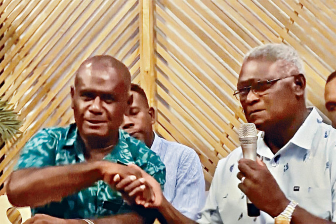 所罗门现任总理索加瓦雷（右）支持前外长马内莱（左）角逐总理。