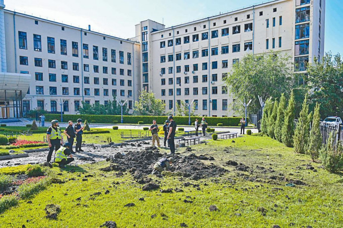 烏克蘭東北部哈爾科夫市的國立城市經濟大學外，有炮彈爆炸造成一個大坑。