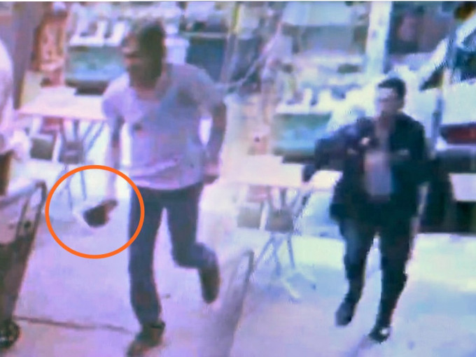 目擊者見到軍裝警員追捕一名持刀男子（圖左）。