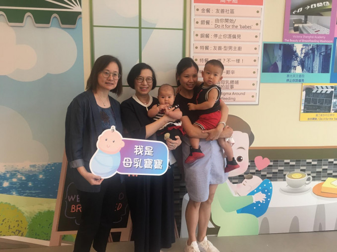 食物及衛生局局長陳肇始出席活動時呼籲社會各界支持母乳餵哺。