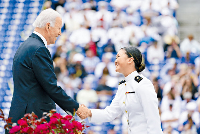 拜登出席海军官校毕业礼。