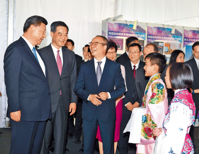 國家主席習近平（前排左一）2017年訪港，曾在西九文化區觀看粵劇小演員利文喆（前排右一）表演。