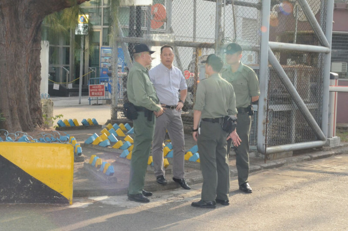 多名警員及懲教人員在場戒備。