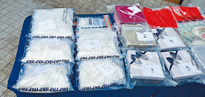 警方展示搜獲的海洛英及掩飾禮盒。