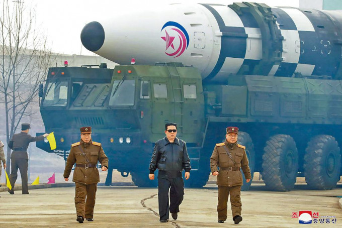金正恩周四指导发射洲际弹道导弹。