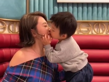 蒋家旻获「男朋友仔」送吻祝贺生辰。
