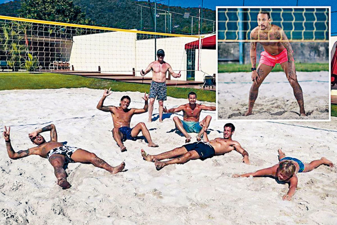 尼馬（左）在家打排球，卻被誤會違反隔離規定約友人打沙灘排球。