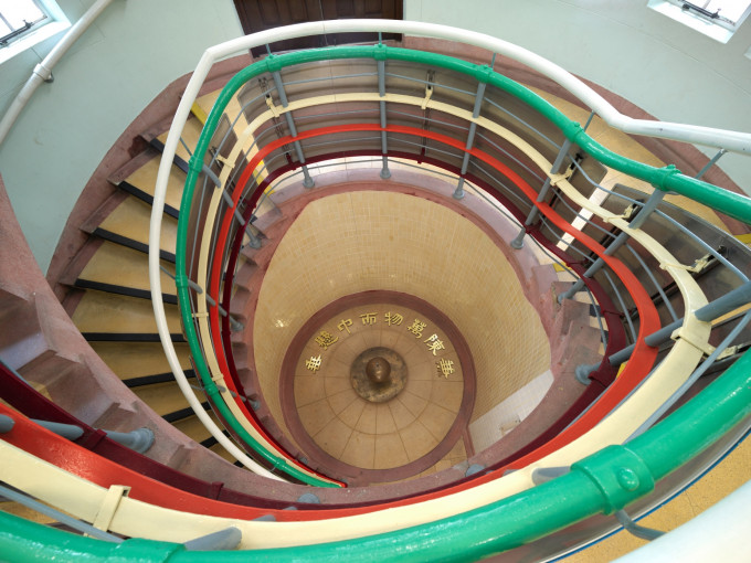 般咸道官立小學主樓的中央旋轉樓梯及意大利批盪飾面。