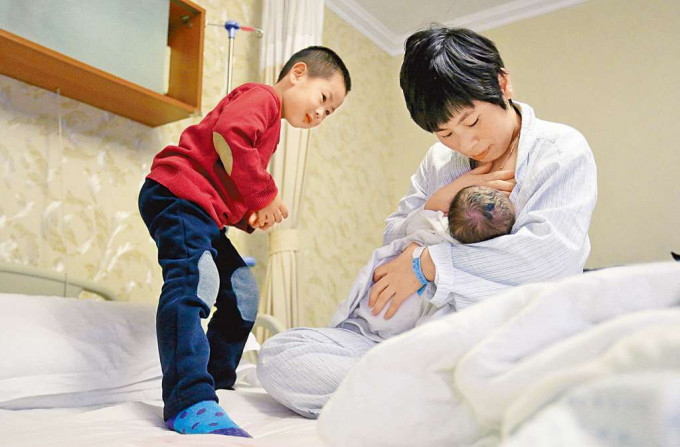 上海修订条例，将生育假延长到六十天。