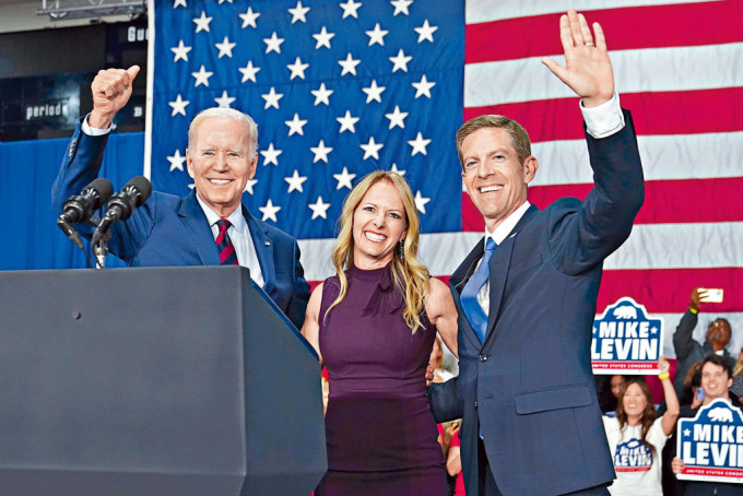 加州民主党众议员莱文（右）周四偕妻出席中期选举集会，请来总统拜登站台。