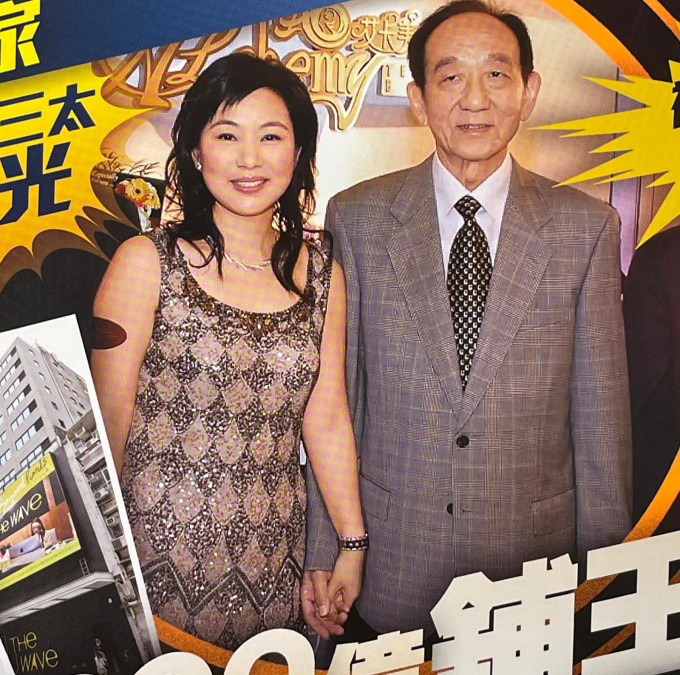 跟随波叔多年的徐玥(左)，早年获波叔打本开设美容中心，开张时二人更手拖手合照。东周刊图片