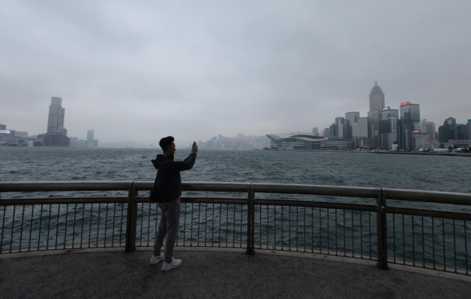 今日大致多雲，有幾陣驟雨，能見度較低，稍後驟雨增多及有幾陣狂風雷暴。