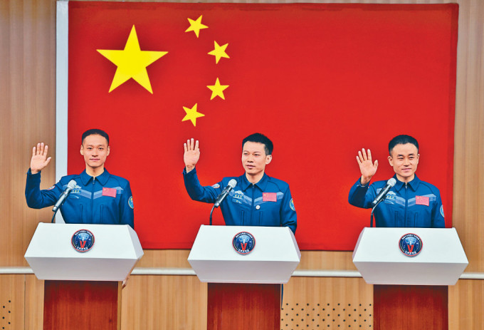 太空人汤洪波（中）、唐胜杰（右）、江新林（左）与媒体会面。