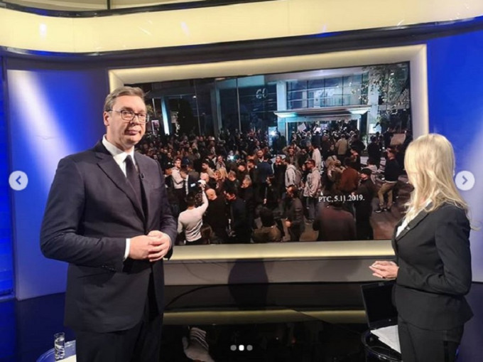 塞尔维亚总统武契奇进入电视台。网上图片