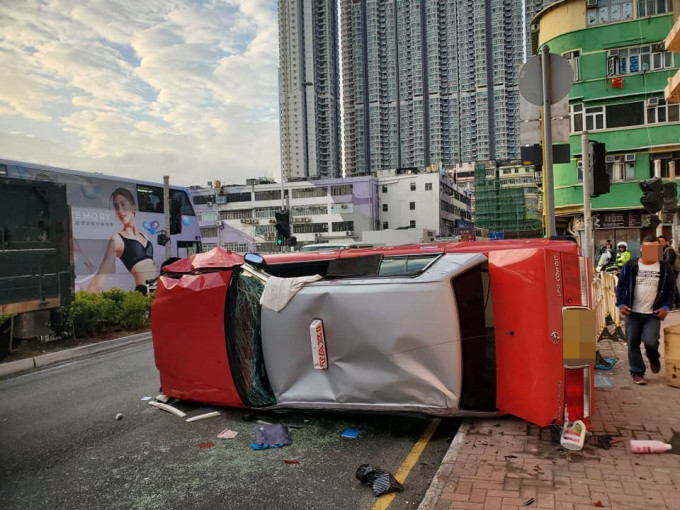‎涉事的士撞至失控翻侧。香港交通突发报料FB/网民Dominic Saw图