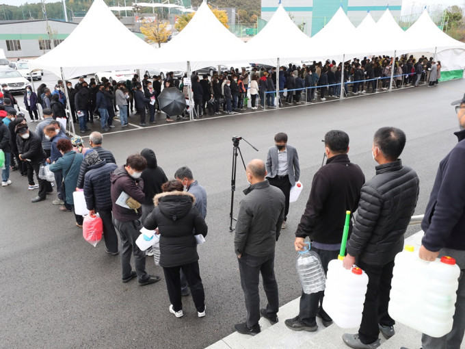 尿素短缺下，南韩民众排队轮候购买。路透社图片