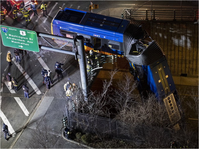 纽约巴士失事悬挂高架桥。AP图片