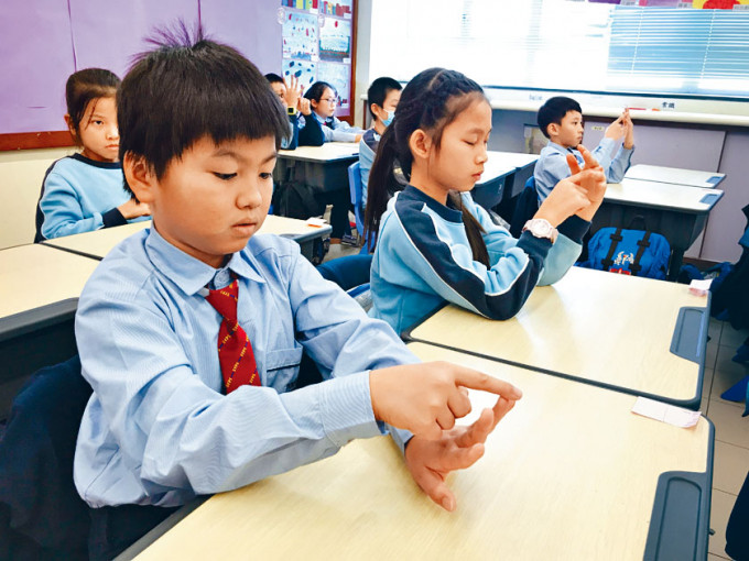 参与计画的香港道教联合会纯阳小学，学生进行手指呼吸练习，以静观呼吸来平静情绪和提升专注力。