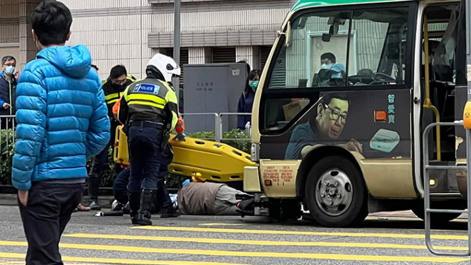 一名坐轮椅的老翁遭驶至的专线小巴撞倒。fb「香港突发事故报料区」图片