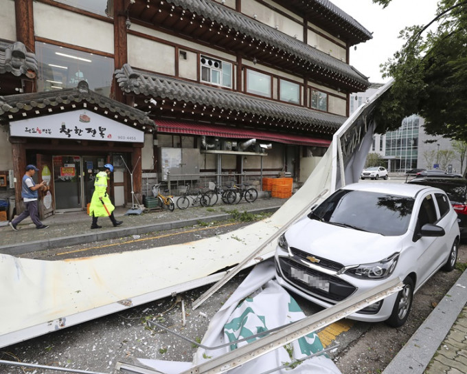 「玲玲」吹袭南韩时至少造成3人死亡。AP