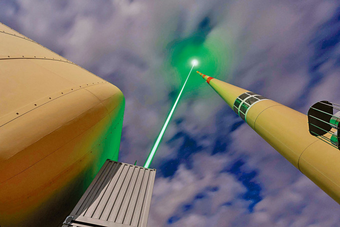 科學家將高頻激光射向天，發揮避雷針的作用。