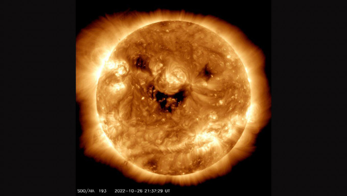 NASA卫星拍到太阳出现哈哈笑脸，明显的黑点其实是日冕洞。NASA