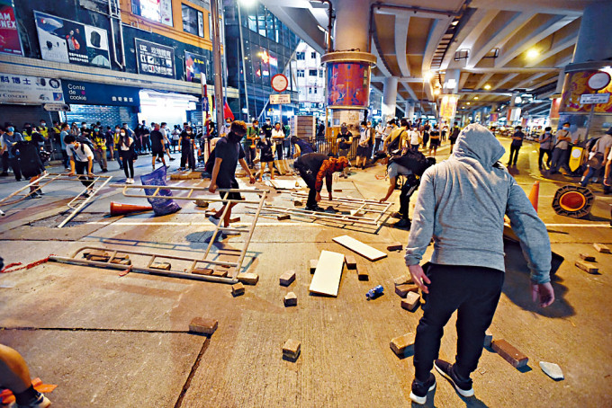 網民在過去周日號召上街反對「港區國安法」引發衝突。