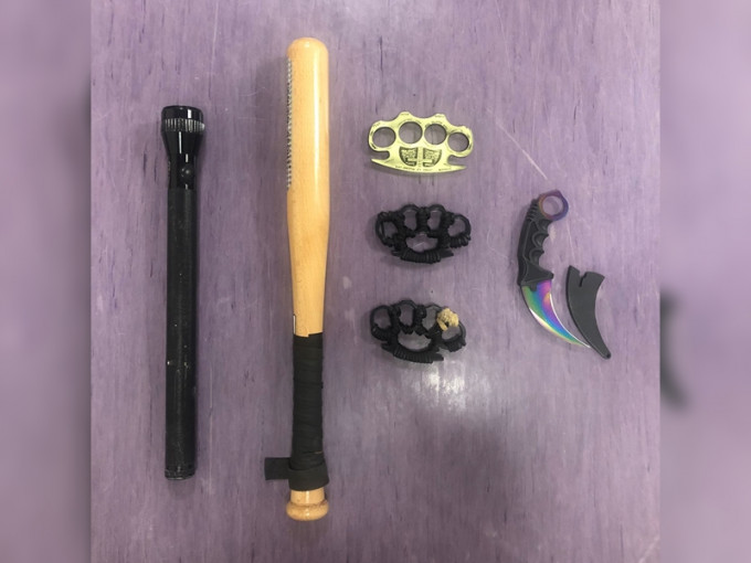 警方在该单位内检获3支铁莲花、一把匕首、一支垒球棍和一支长电筒。警方图片