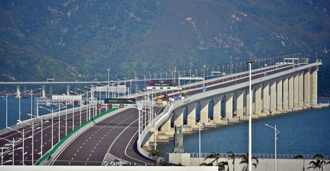 港珠澳大桥进行联合试运。资料图片