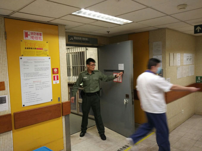 曾蔭權今午在懲教署人員看管下，被押送到瑪麗醫院急症室接受治療。