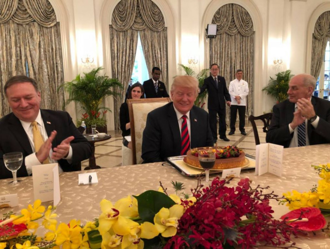 新加坡代表为特朗普准备了意外惊喜，送上生日蛋糕，为本月14日72岁的特朗普提前庆祝生日。Twitter图片