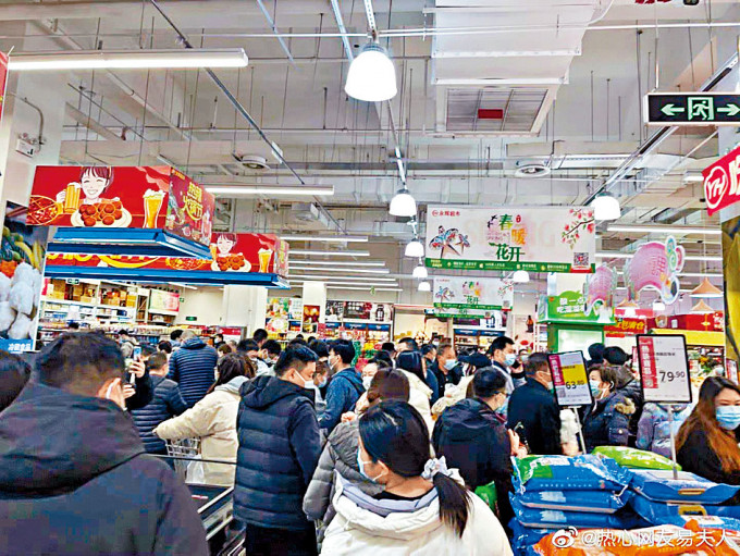 上海官方公布「封城」措施，浦东民众纷到超市抢购物资。
