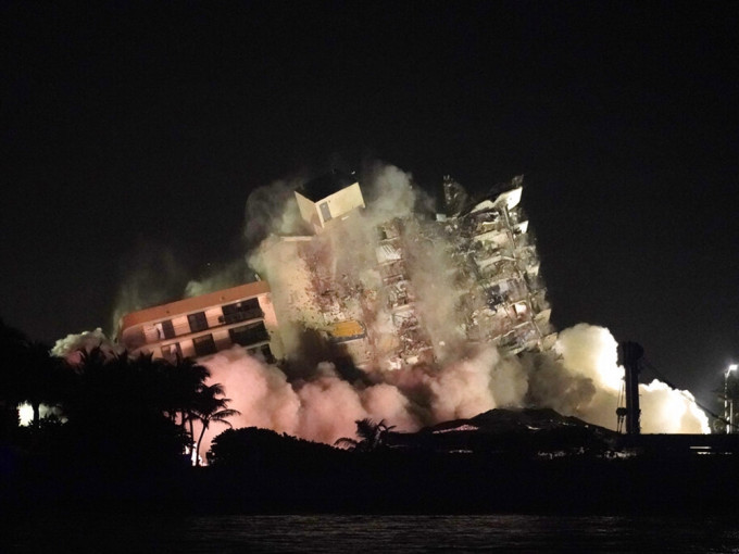 美國邁阿密工程人員以爆破方式，拆毀大廈剩餘部分。AP圖片
