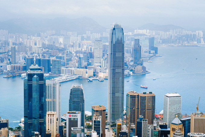 再有大行上調本港經濟增長預測，渣打銀行將2023年香港GDP增長預測由3.6%上調至4.3%。